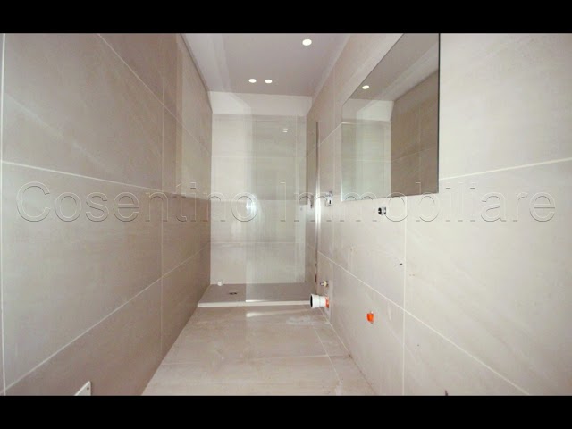 Locale commerciale via Enrico Parisi 2 vetrine