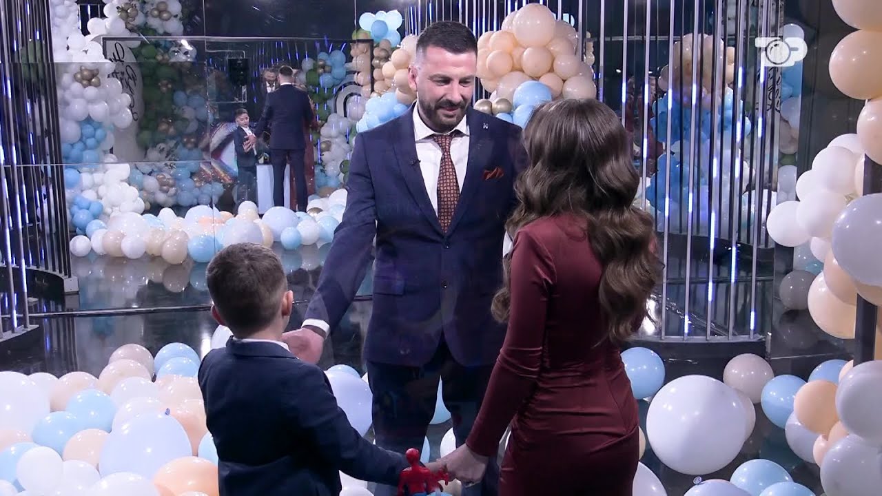 Kelly surprizohet nga njerëzit e tij të shtrenjtë, partnerja dhe vogëlushi i tij e presin mes lotësh