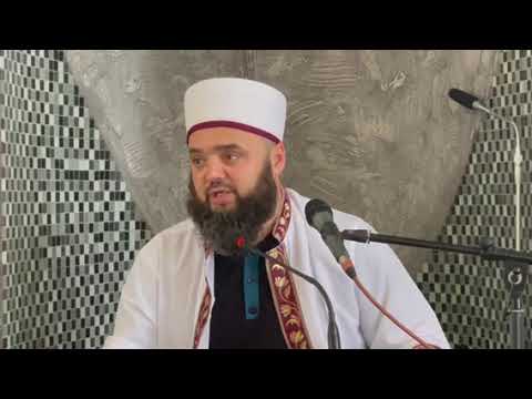 Rrahim Musliu - bashkëatdhetati yne i posaliruar nga burgu i Sërbisë i bën surprizë hoxhës në xhami