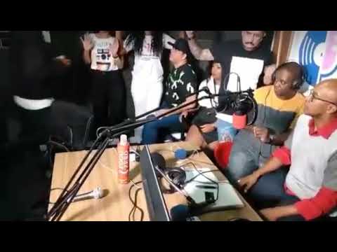 Утро на радиостанции в Бразилии не задалось