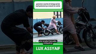 Download lagu PEMOTOR WANITA INI TETAP SANTAI SAAT PAKAIANNYA MASUK KE RANTAI #shorts mp3