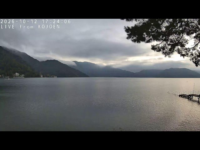 中禅寺湖（湖上苑から）