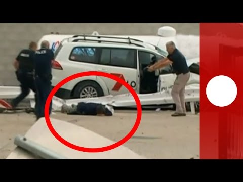 Caught on camera: Journalist carjacked by armed gunman, Australia