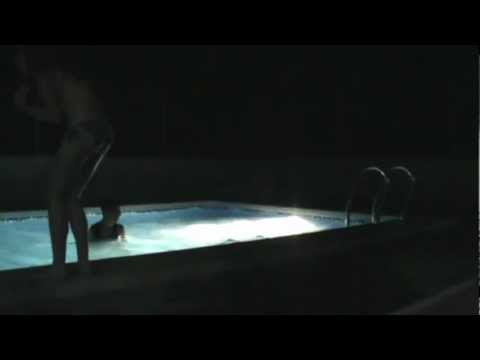 Troll en la piscina.