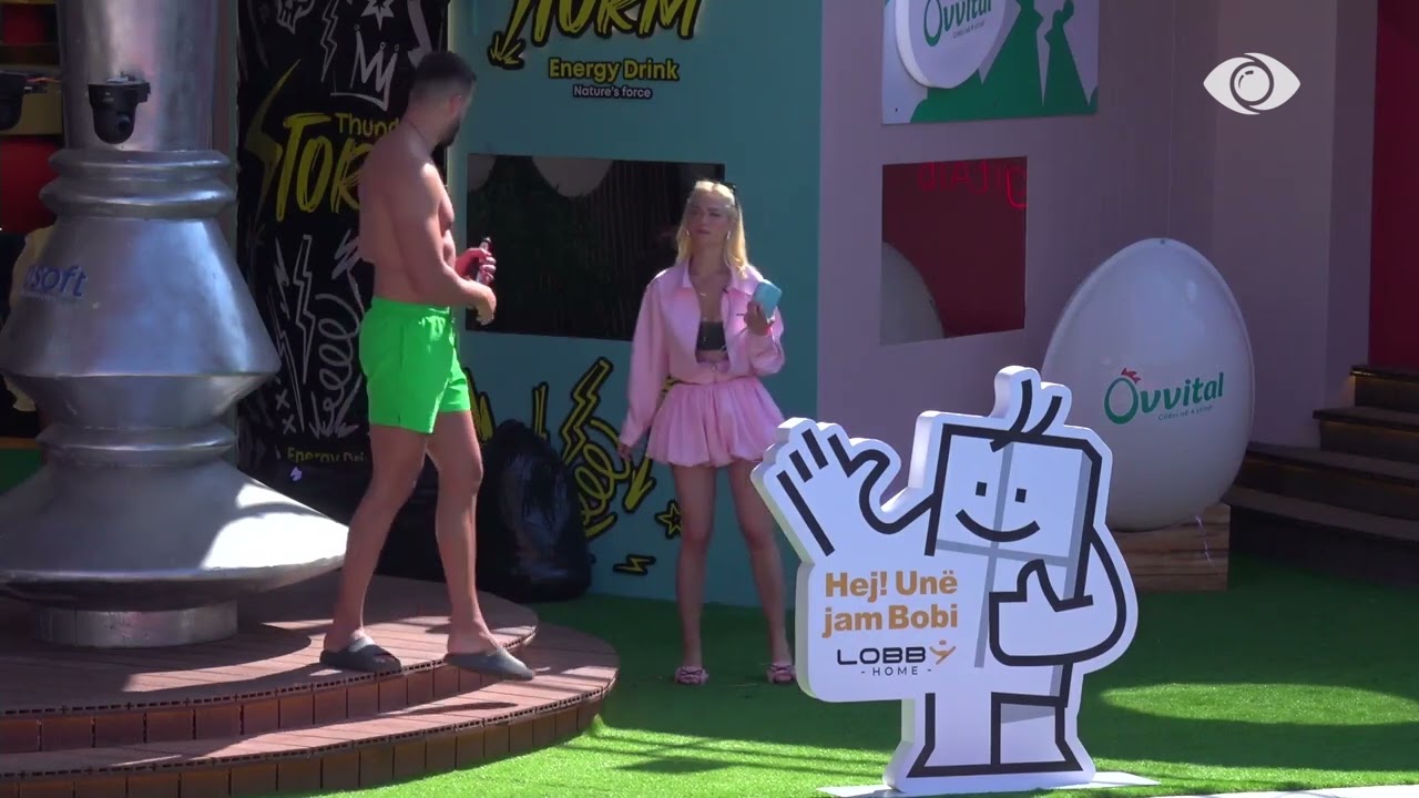 Jozi pozon për foton e radhës me 'banorin e heshtur'