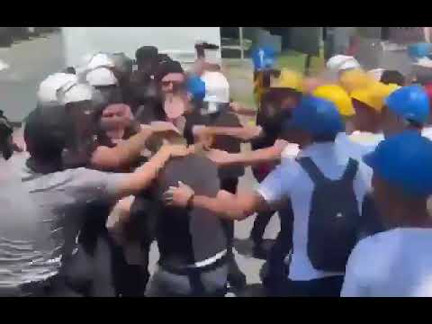 Maaşlarını isteyen madencilere müdahale! Polis tokadı kameraya yansıdı