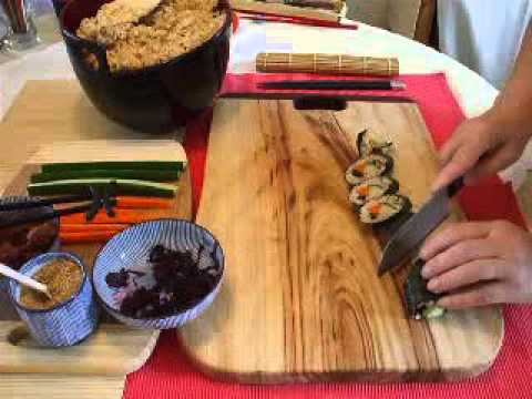 Schneiden einer Hoso-Maki Sushi