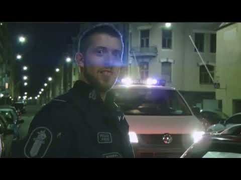Poliisit -- Poliisi laulaa komeasti Salkkareiden tunnusmusiikkia