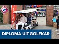 'Coronaproof': diploma-uitreiking vanuit een golfkarretje - OMROEP WEST