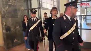 Lo studente accoltellato a Milano, Davide Cavallo arriva in tribunale con le stampelle