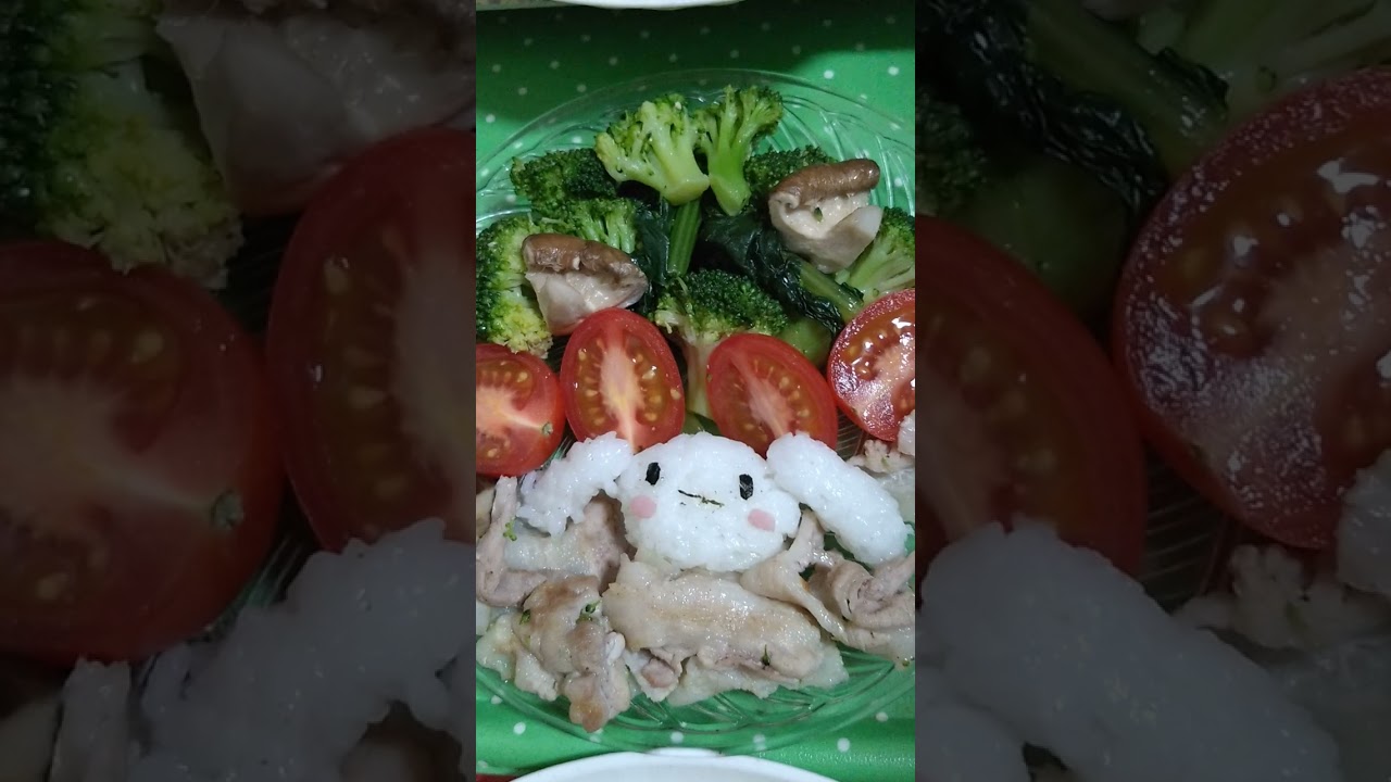 『豚肉・しいたけ・ブロッコリー・小松菜炒めのワンプレート・ミディトマト、目玉焼き乗せ』