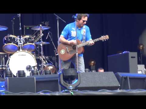 Eddie Vedder canta con la maglietta dell’Italia