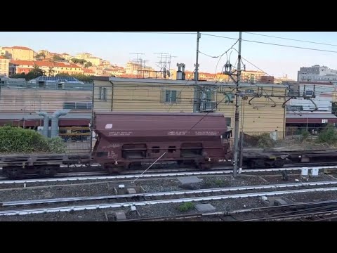 E652 151 MIR in testa ad un treno merci misto di carri pianale e carri tramoggia tipo Tdgns a Savona