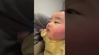 不意にファーストキスを失ってしまう赤ちゃん #baby #0才 #赤ちゃん #赤ちゃんのいる生活 #生後5ヶ月　#5ヶ月　#ベビー　#ファーストキス