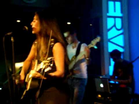 Mia Rose sings Let Go LIVE @ Hard Rock Cafe Lisbon