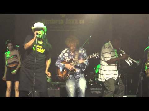 ROCKIN' DOPSIE JR. feat. CASADIDADI live at Umbria Jazz 2011.MP4
