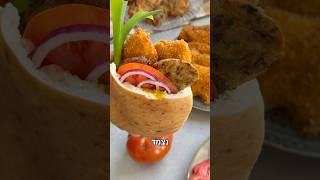 הפיתה של קלרה - שניצל קציצות תפוח אדמה עגבנייה עמבה ובצל #יאבלולושמבלולו