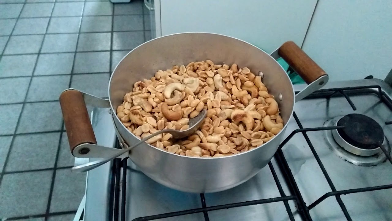 Aperitivo, castanhas,e amendoins, salgados.