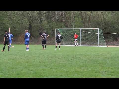 MED SV vs. TSV Plön:  Patrick Trautmann (MED SV) hält Foulelfmeter von Philipp Grandt