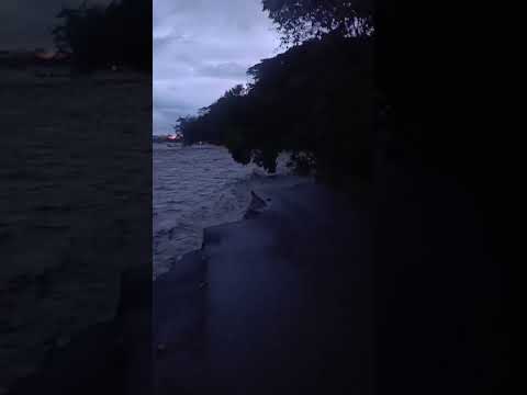 El río se sigue comiendo la vía entre Cubarral y El Dorado.