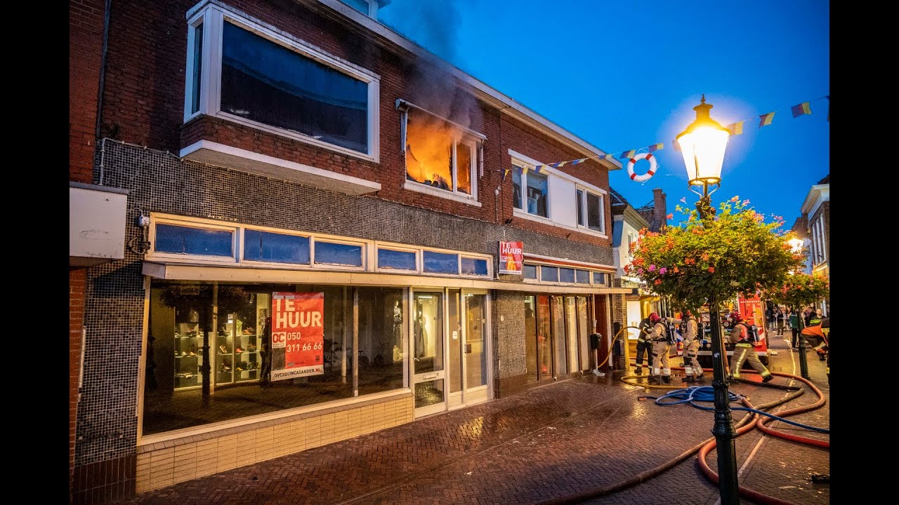 Uitslaande woningbrand boven winkel in centrum Appingedam