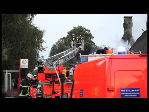 Toter lag in brennendem Reetdachhaus in Harburg Moorburg.mov