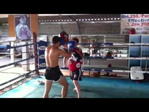 Kru Toy Sityodtong and Yodkitti pads work