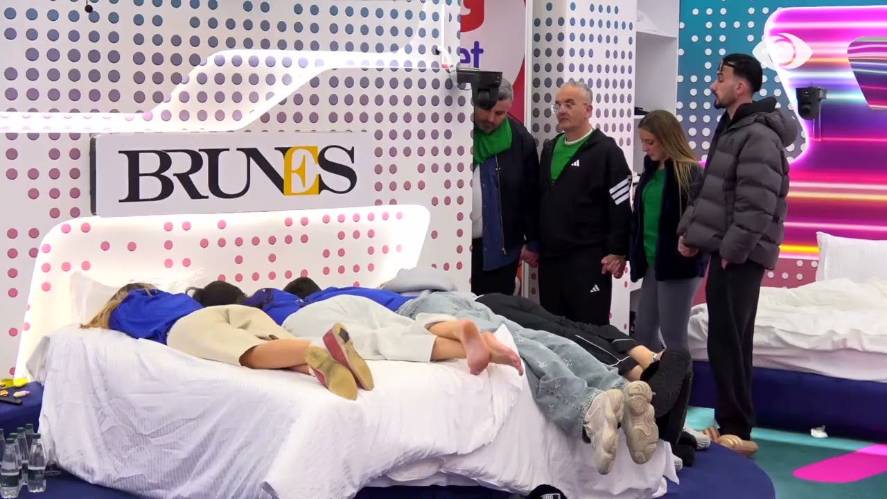 T'u kuptua loja ty, aq e kishe ti/ Kristi i drejtohet Gretës, banorja: Dil nga dera, ik tani