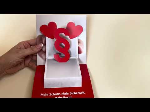 Pour l'assureur ÖRAG, BMOSS a conçu cette Pop-up architecture qui transforme un contrat de protection juridique en un moment d'émotion. À l'ouverture, le symbole du paragraphe (§) surgit en 3D papier, entouré de cœurs, faisant l'analogie entre le droit et l'engagement ("Ja, ich will!"). Ce dispositif tactile est une œuvre d'art qui favorise l'interaction et la conversation, offrant une visibilité mémorable qui aide à se distinguer nettement de la concurrence numérique. En tant que spécialiste en Europe, nous créons des outils marketing Print tactiles qui garantissent que votre message reste vi