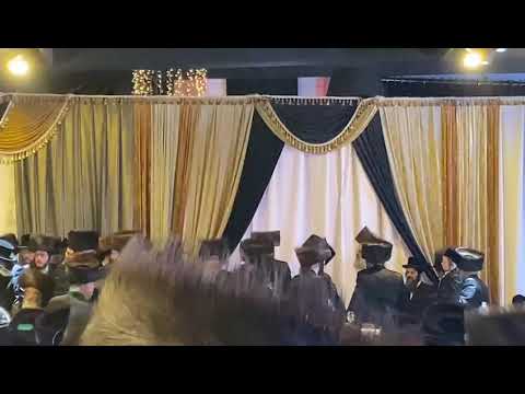 Viznitz Bet Shemesh Rebbe Dances At The Pittsburgh - Kretchnif Yerushalayim Wedding - Adar II 5782
