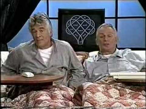 K&B - In Bed Met 15 - 3van5 - Twee mannen bij een bushalte b