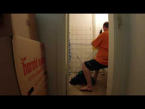 MongoTV_5046 - Del 4 - VASKER TØJ I BADEKAR - Vridning Af Tøj og Ophængning