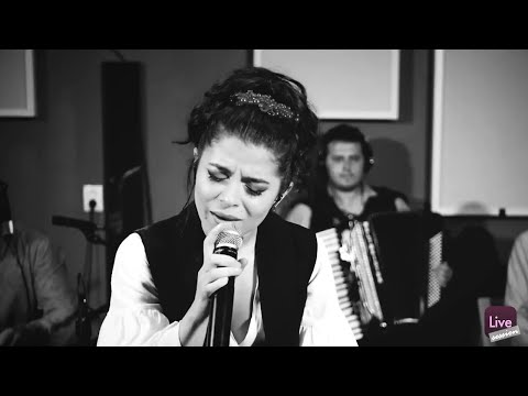 Eugenia Nicolae & Fratii Cazanoi - La Obreja Intr-o Gradina | Live Session