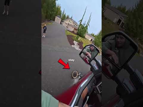 Çocuğun bisikletini arabayla ezdi...😬