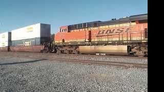 preview picture of video 'BNSF 4635 W and BNSF 7354 W @ Wasco [HD]'