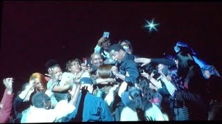 Babyface Jumps In Crowd While Singing Boyz II Men&#39;s &quot;End Of The Road&quot;