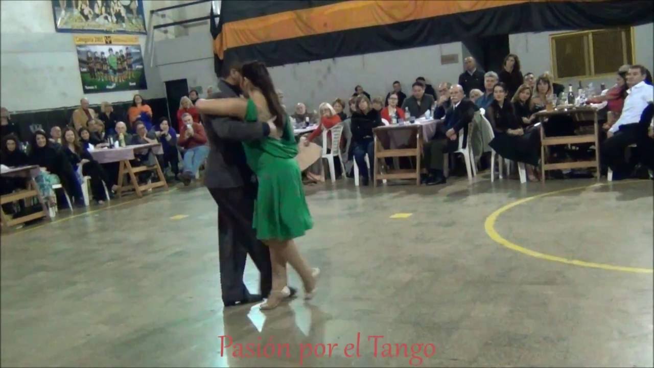 LAURA SASTRÍA y CARLOS ESTIGARRIBIA Bailando la Milonga LA CICATRIZ en la MILONGA DEL MORAN