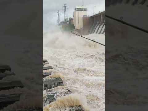 Dique de termas de Río hondo Santiago del Estero Argentina.. llegó al limité de su caudal.