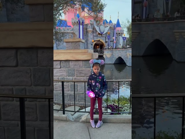 Vídeo relacionado con Bubble World - Party Pack Frozen, Cars, Minnie y Mickey - Pompas de Jabón Niños - Detalle Cumpleaños - 12 Tubos Blancos con Soplador Rojo de 60 ml - Made in Italy