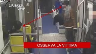 Torino, notano un ragazzo nel bus e si preparano a rapinarlo