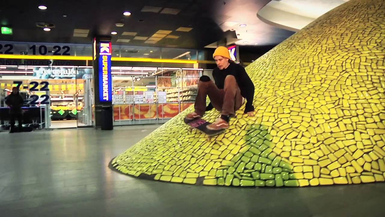 Patinando en un centro comercial de Finlandia