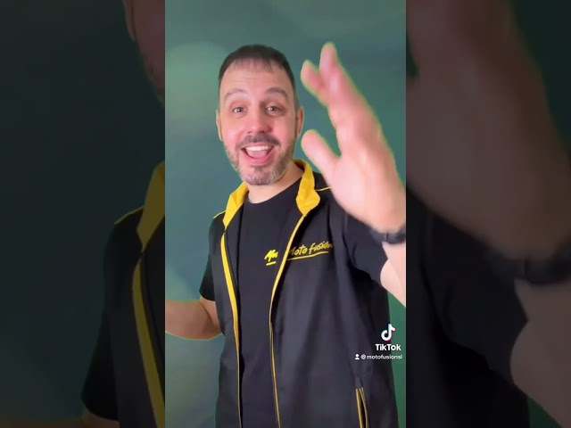 Vídeo relacionado con makio Braga para el Cuello o Cabeza en Suave Poliéster Elástico. Braga Multiposición Unisex. (Rojo)