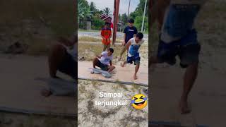 Download lagu sampai terjungkal... lomba pakai celana pendek tanpa tangan paling kocak #shorts mp3