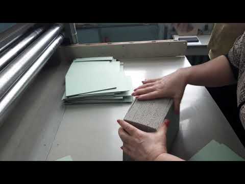 Резка картона с поролоном Mollis-Картон на картонорезательной машине КР