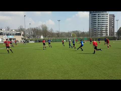 Dieptepass van Borre, VVIJ-keeper is net op tijd bij de bal.