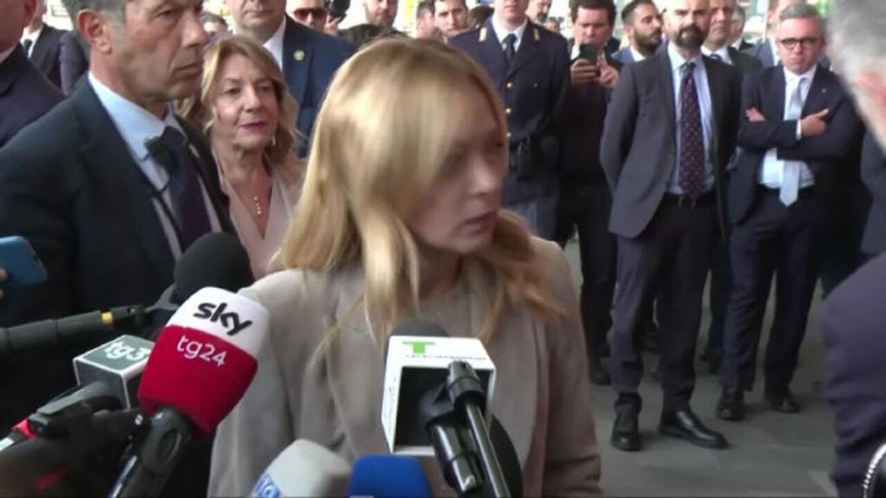 Meloni va via dal punto stampa, poi ci ripensa: Però è l'ultima domanda