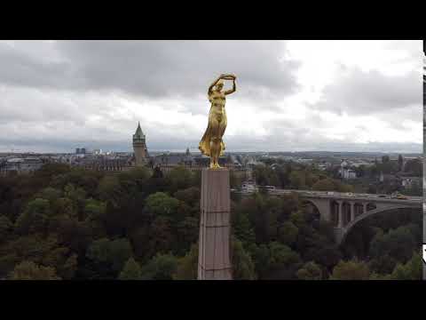 Goldene Frau - Monument in Luxemburg Stadt (Drohenaufnahme)