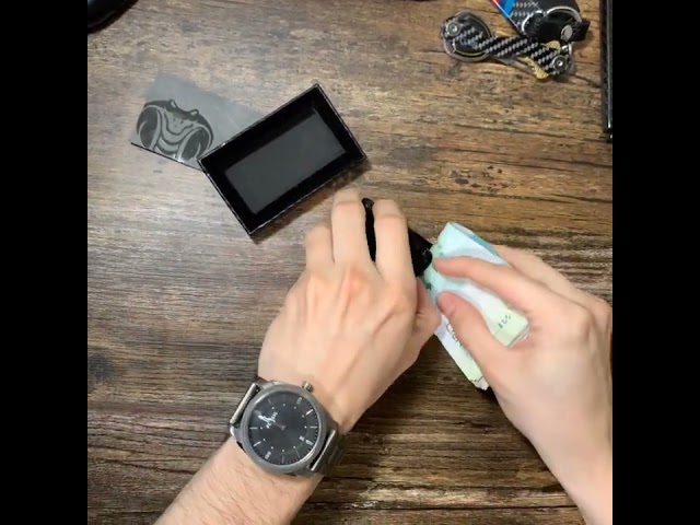 Vídeo relacionado con Phinus Paquete de 2 clips de dinero de Batman para hombres, clip minimalista de fibra de carbono, clip de dinero para billetes, tarjetas de crédito