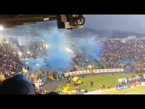 "El aliento no lo pueden igualar" Barra: Revolucionarios 1928 &bull; Club: Motagua