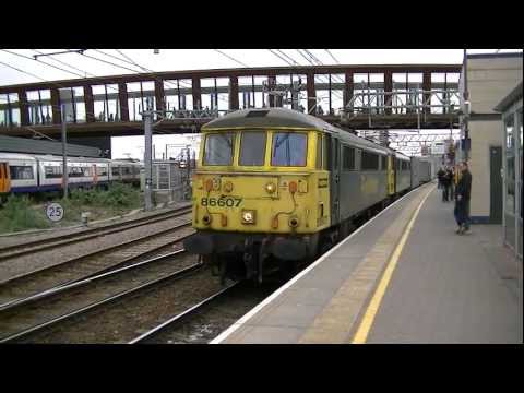 Freightliner 86607 & 604 departing Stratford on containers